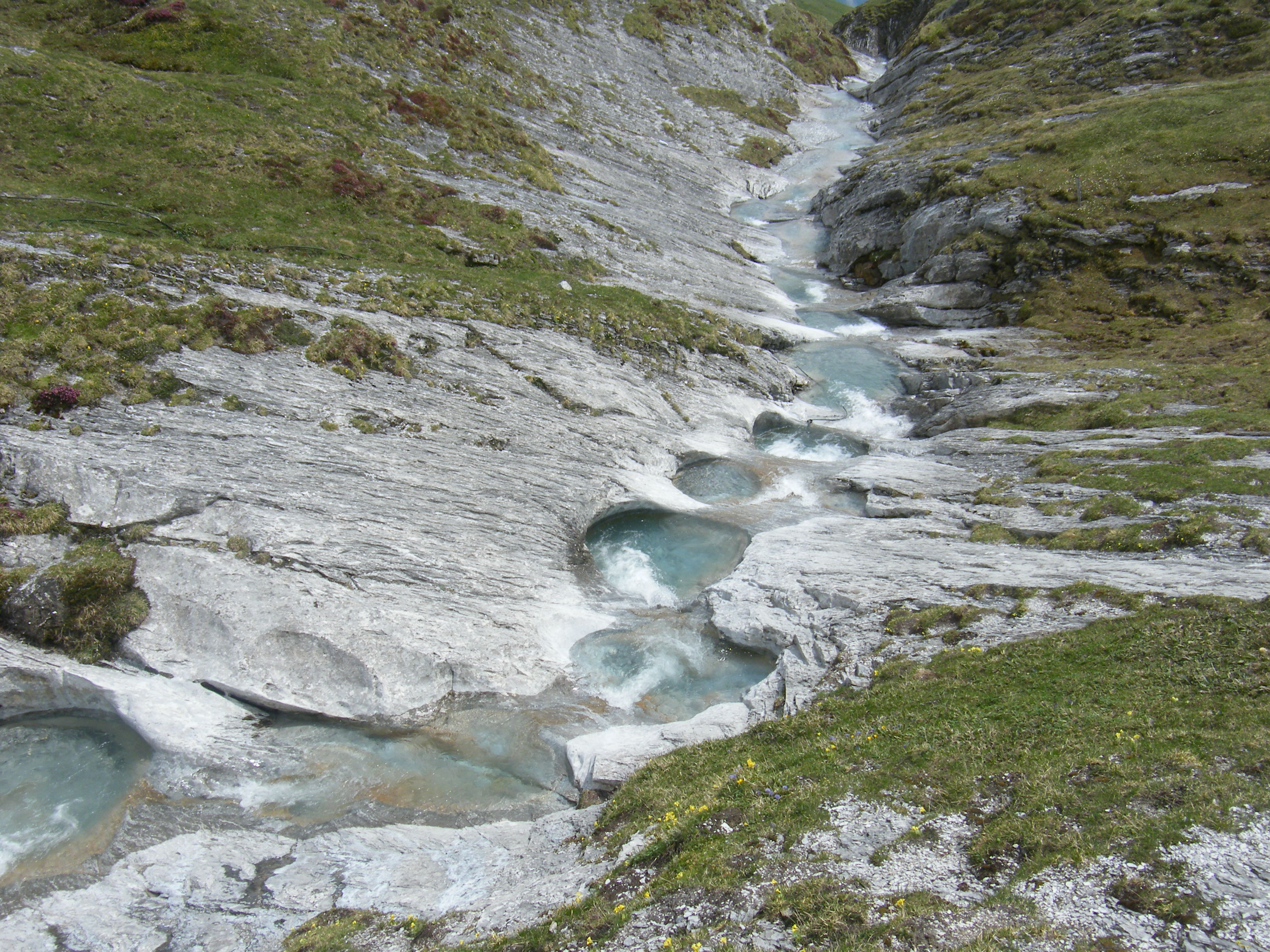 Die Gletschermühlen sind ein bekanntes Juwel der Alp Mora.