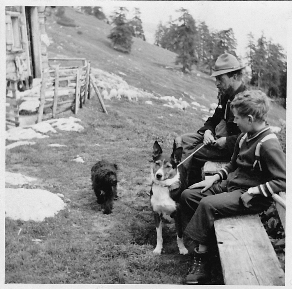 Hans Stoffel und Nino Tonoli 1955 vor der Schäferhütte auf der Alp Mora
